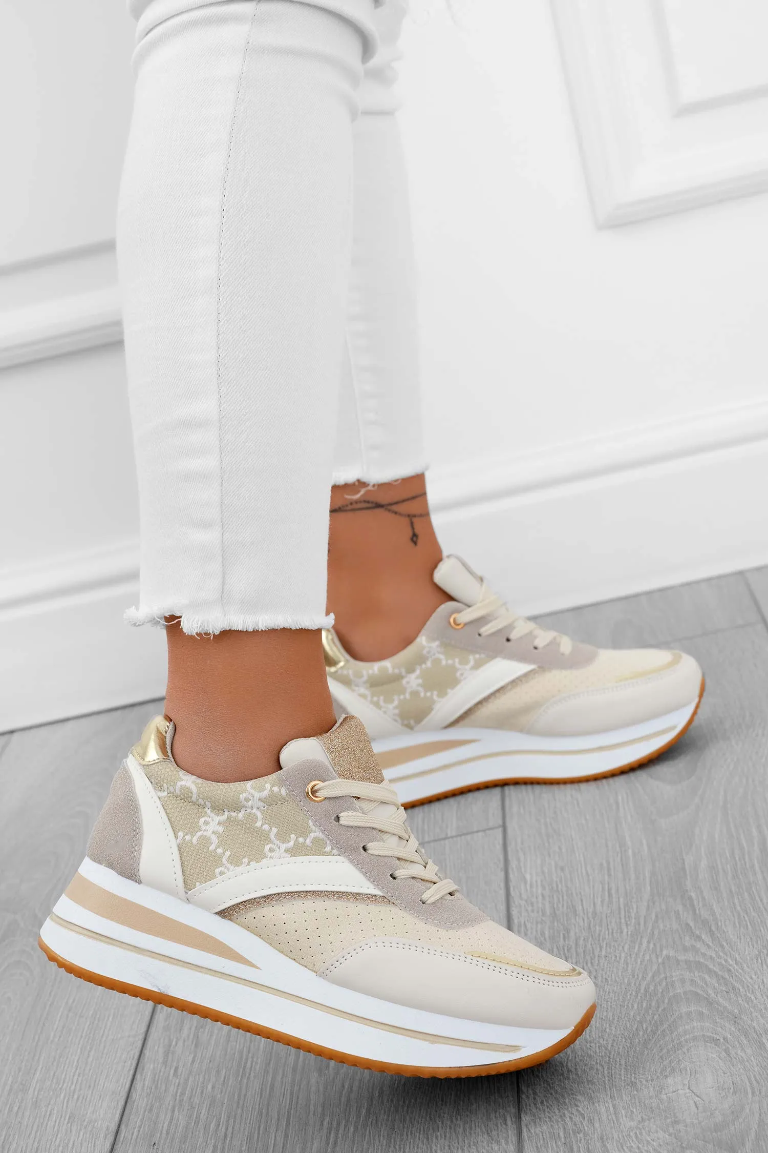 Sneakers beige a fantasia