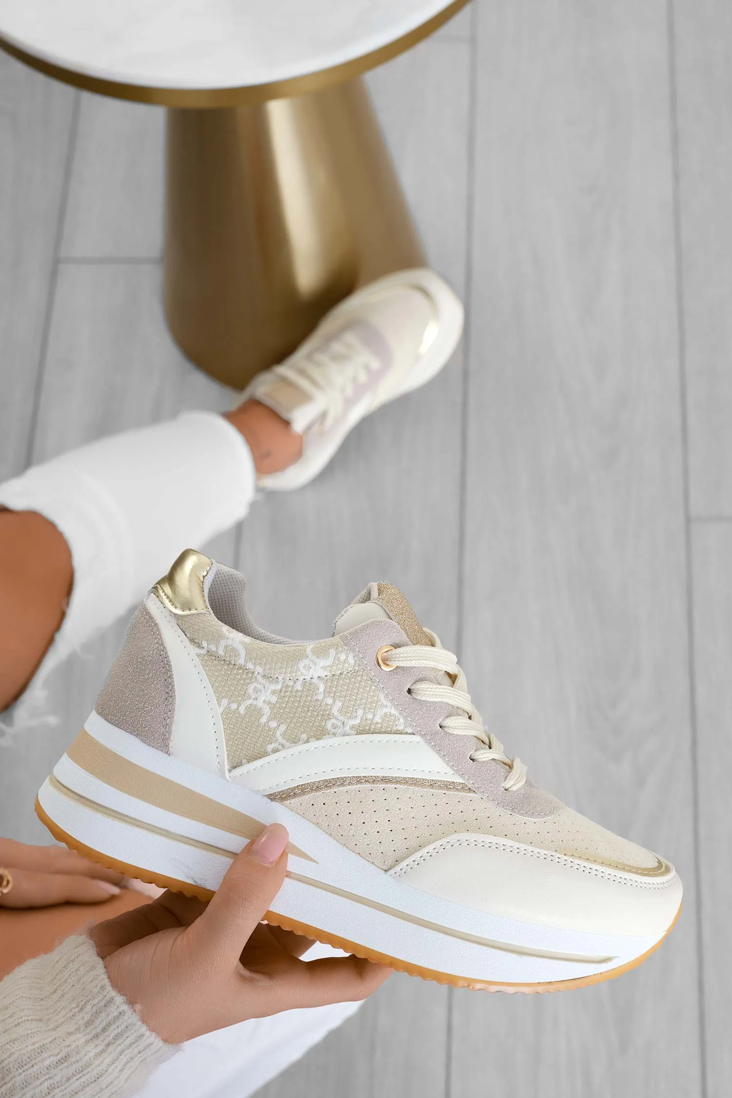 Sneakers beige a fantasia